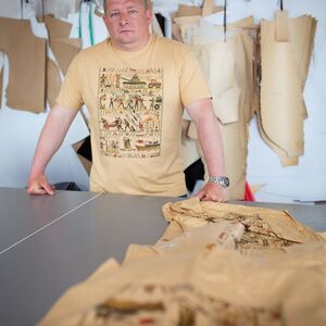 Baumwoll-T-Shirt „Gobelin des Krieges“