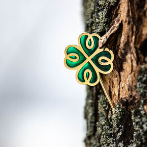 Keltische Fibel mit Emaille „Leprechaun“