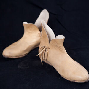 Klassische Mittelalter-Schuhe im Stil des XIV. Jahrhunderts