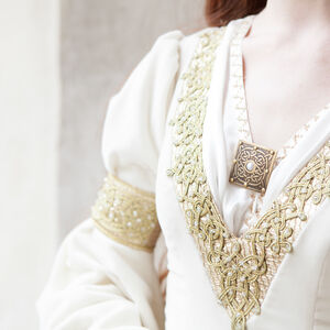 Weißes Hochzeitskleid aus Samt „Die Akkolade“