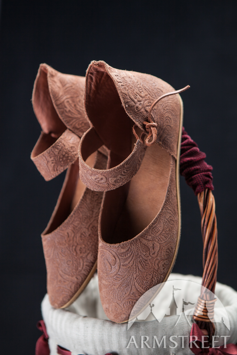 Средневековые туфли. Средневековая обувь. Обувь средневековья женская. Средневековые женские туфли.