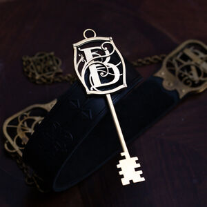 Anpassbarer Schlüssel aus Messing „Schlüssel und Symbole“ | Buchstabenelement - „D“