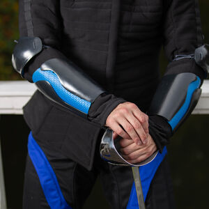 Armschützer aus Kunststoff „Futura“ für den Schwertkampf im HEMA-Stil