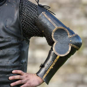 Armschutz aus geschwärztem Stahl „Eigenwilliger Ritter”