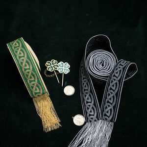 Breiter keltischer Stoffgürtel mit Perlenfransen