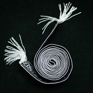 Breiter keltischer Stoffgürtel mit Perlenfransen