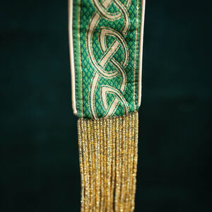 Breiter keltischer Stoffgürtel mit Perlenfransen