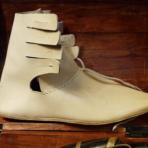 Calcei: Edle Römische Handgefertigte Weisse Lederschuhe