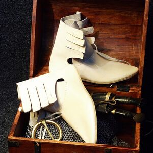 Calcei: Edle Römische Handgefertigte Weisse Lederschuhe