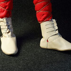 Calcei: Edle Römische Handgefertigte Weisse Lederschuhe