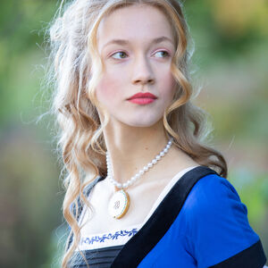 Damenkostüm „Renaissance-Erinnerungen“ mit Kleid, Hemd, Schürze und Haube