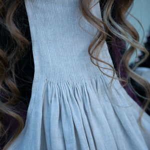 Damenkostüm „Renaissance-Erinnerungen“ mit Kleid, Hemd, Schürze und Haube