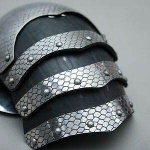 Schulterschutz Set aus Leder und rostfreiem Stahl mit geätztem Muster