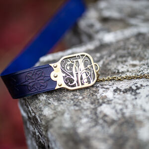 Geprägter Ledergürtel „Stadtfrau“ mit Buchstaben „Schlüssel und Symbole”