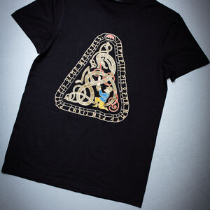 Handbesticktes T-Shirt im Wikinger-Stil in limitierter Auflage „Krieger und Schlange”