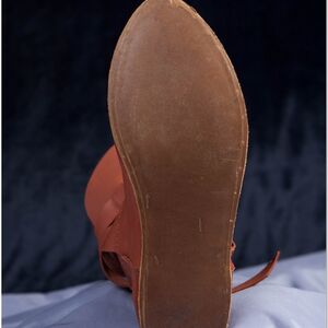 Klassische Mittelalter Demi Stiefel mit handgefertigten Messing Schliessen