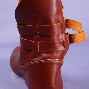 Klassischer Mittelalter Stiefel Mit Riemen