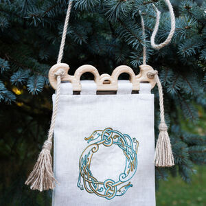 Kleine Hedeby-Tasche mit handgefertigter Stickerei und gewölbten Holzgriffen