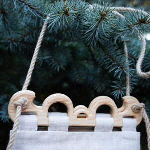 Kleine Hedeby-Tasche mit handgefertigter Stickerei und gewölbten Holzgriffen