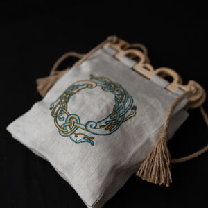 Kleine Hedeby-Tasche mit handgefertigter Stickerei und gewölbten Holzgriffen