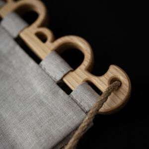 Kleine Hedeby-Tasche mit handgefertigter Stickerei und gewölbten Holzgriffen