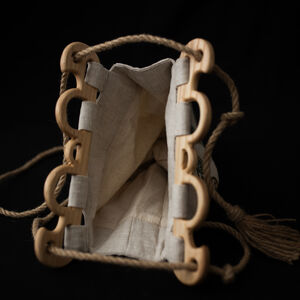 Kleine Hedeby-Tasche mit handgefertigter Stickerei und gewölbten Holzgriffen