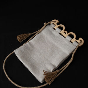 Kleine Hedeby-Tasche mit handgefertigter Stickerei und gewölbten Holzgriffen
