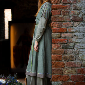 Kurzes Überkleid aus Leinen mit Stickereien und Akzenten „Ilse die Helle“