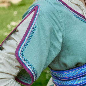 Kurzes Überkleid aus Leinen mit Stickereien und Akzenten „Ilse die Helle“