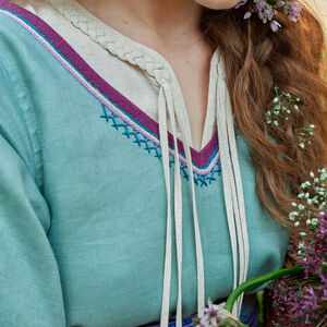 Kurzes Überkleid aus Leinen mit Stickereien und Akzenten „Ilse die Helle“