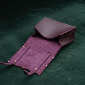 Ledertasche mit emaillierter Messing-Kunstplatte „Bär“