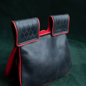 Ledertasche mit Taschen und Bärenprägung