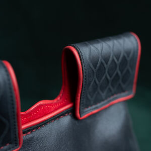 Ledertasche mit Taschen und Bärenprägung