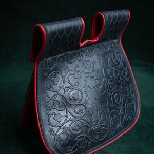 Ledertasche mit Taschen und Bärenprägung