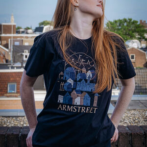 Limitiertes besticktes Patchwork-T-Shirt „Nacht in ArmStreet“