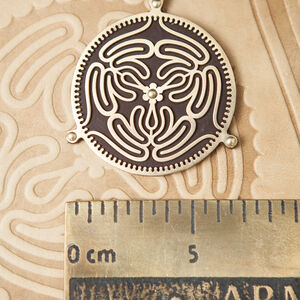 Medaillon auf einer Halskette „Das Labyrinth“