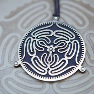 Medaillon auf einer Halskette „Das Labyrinth“