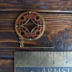 Messingfibel mit Emaille-Akzenten „Mittelalter Familie”