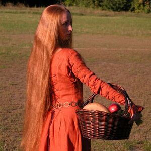 MITTELALTERLICHES KLEID UND SURCOAT „ROTHAARIGE ELISE“. 	