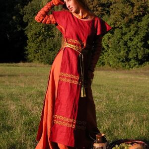 MITTELALTERLICHES KLEID UND SURCOAT „ROTHAARIGE ELISE“. 