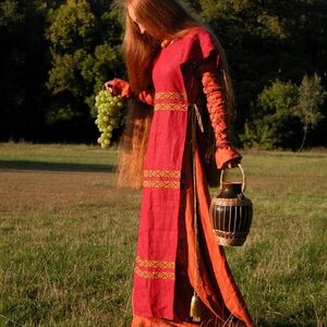 MITTELALTERlLICHES KLEID UND SURCOAT „ROTHAARIGE ELISE“. 