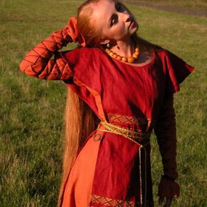 MITTELALTERLICHES KLEID UND SURCOAT „ROTHAARIGE ELISE“. 