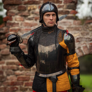 Panzerhandschuhe für Nachstellung aus Federstahl