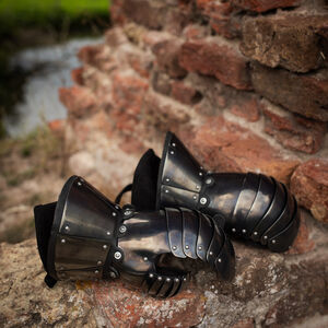 Panzerhandschuhe für Nachstellung aus Federstahl