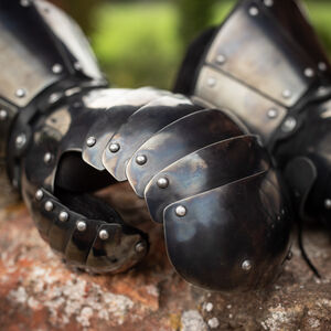 Panzerhandschuhe für Nachstellung aus Federstahl