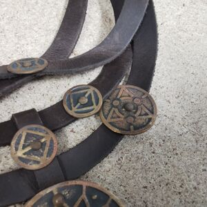 Sale: Fantasie Collier „Tochter des Alchimisten“ aus Leder und Messing | Dunkelbraunes Leder