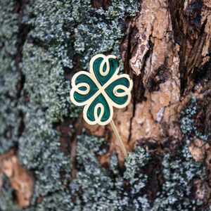 Sale: Keltische Fibel mit Emaille „Leprechaun“