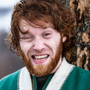 Sale: Keltische Fibel mit Emaille „Leprechaun“