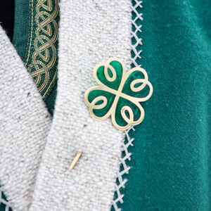 Sale: Keltische Fibel mit Emaille „Leprechaun“