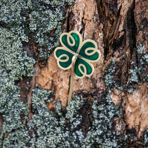 Sale: Keltische Fibel mit Emaille „Leprechaun“